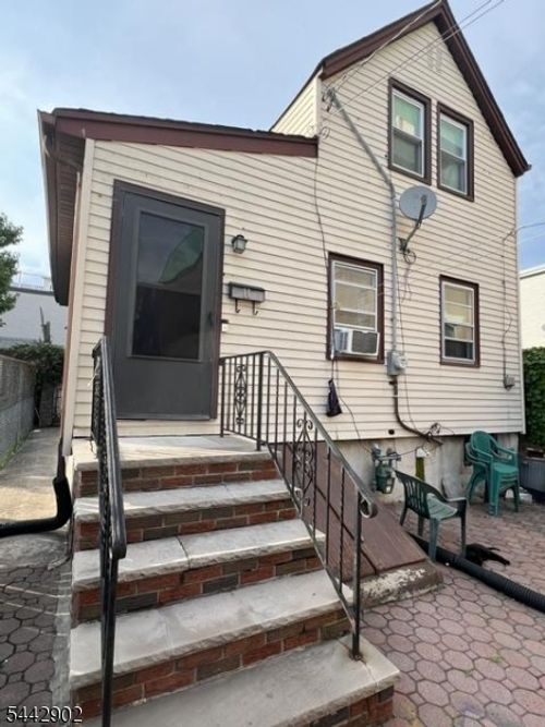 11 John St, Elizabeth, NJ, 07202-3941 | Card Image