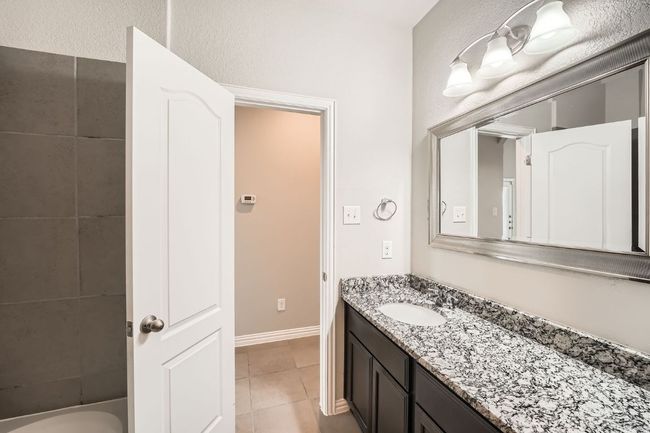 Full Hallway Bath | Image 17