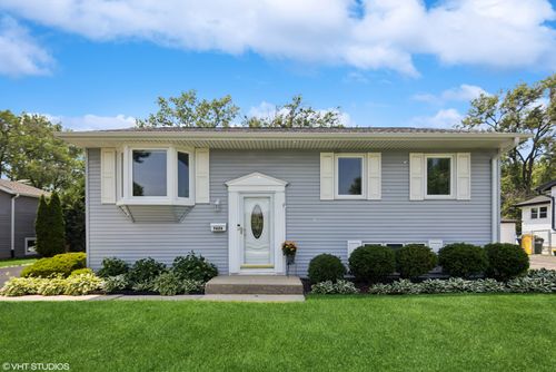 7626 Deerfield Ave, Woodridge, IL, 60517-2840 | Card Image
