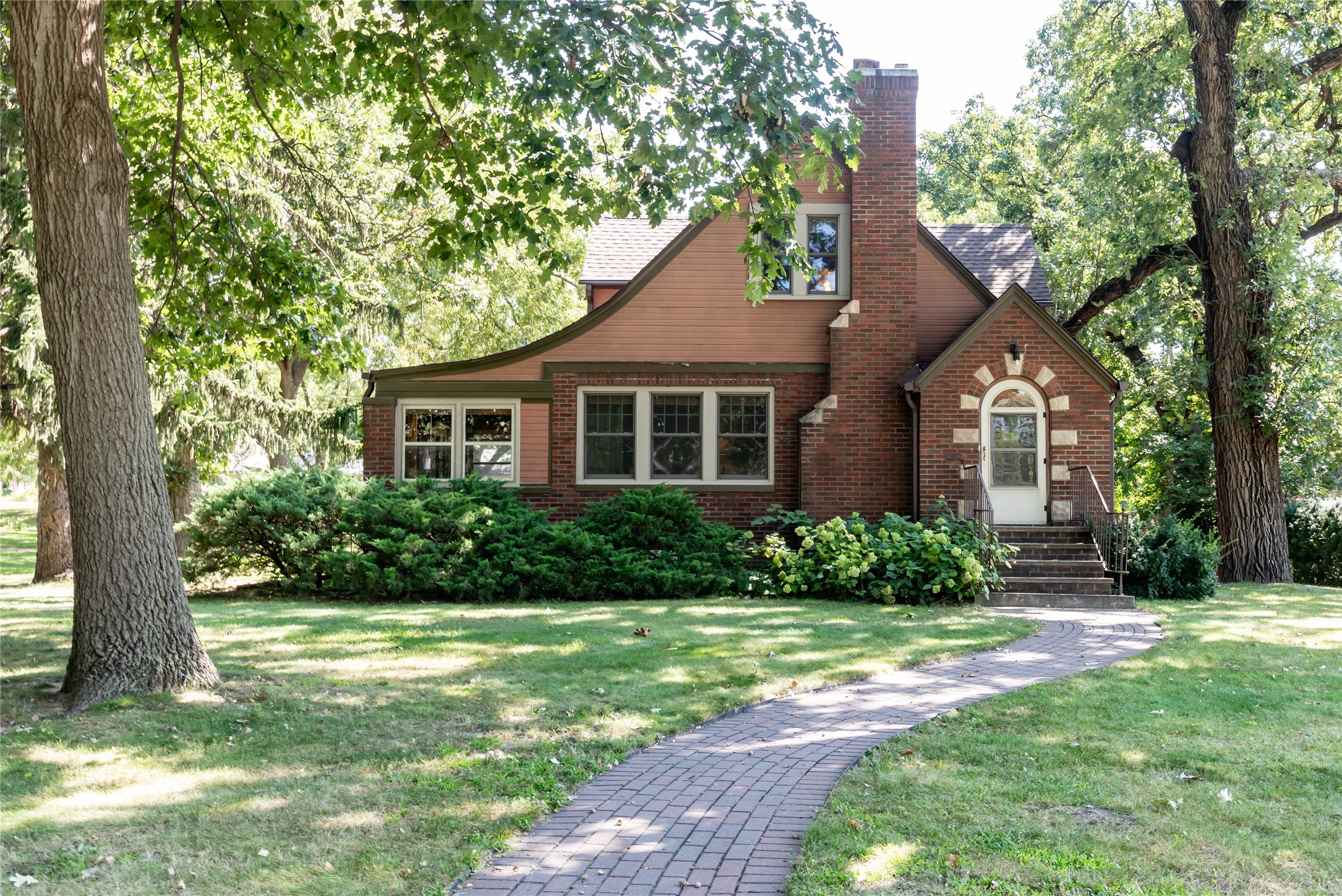 Walnut Hill Dr, Des Moines, IA 50312