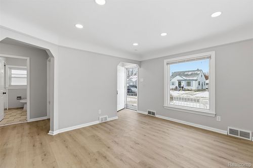 27550 Garfield St, Roseville, MI, 48066-3002 | Card Image