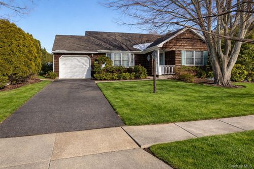892 Lilac Dr, Massapequa, NY, 11758-2729 | Card Image