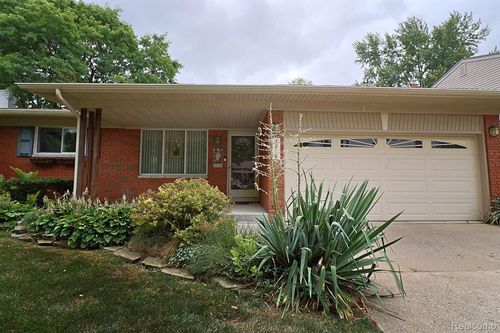 2298 Columbia Dr, Troy, MI, 48083-5628 | Card Image