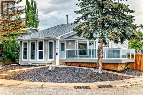 39 Strandell Cres Sw, Calgary, AB, T3H1K8 | Card Image
