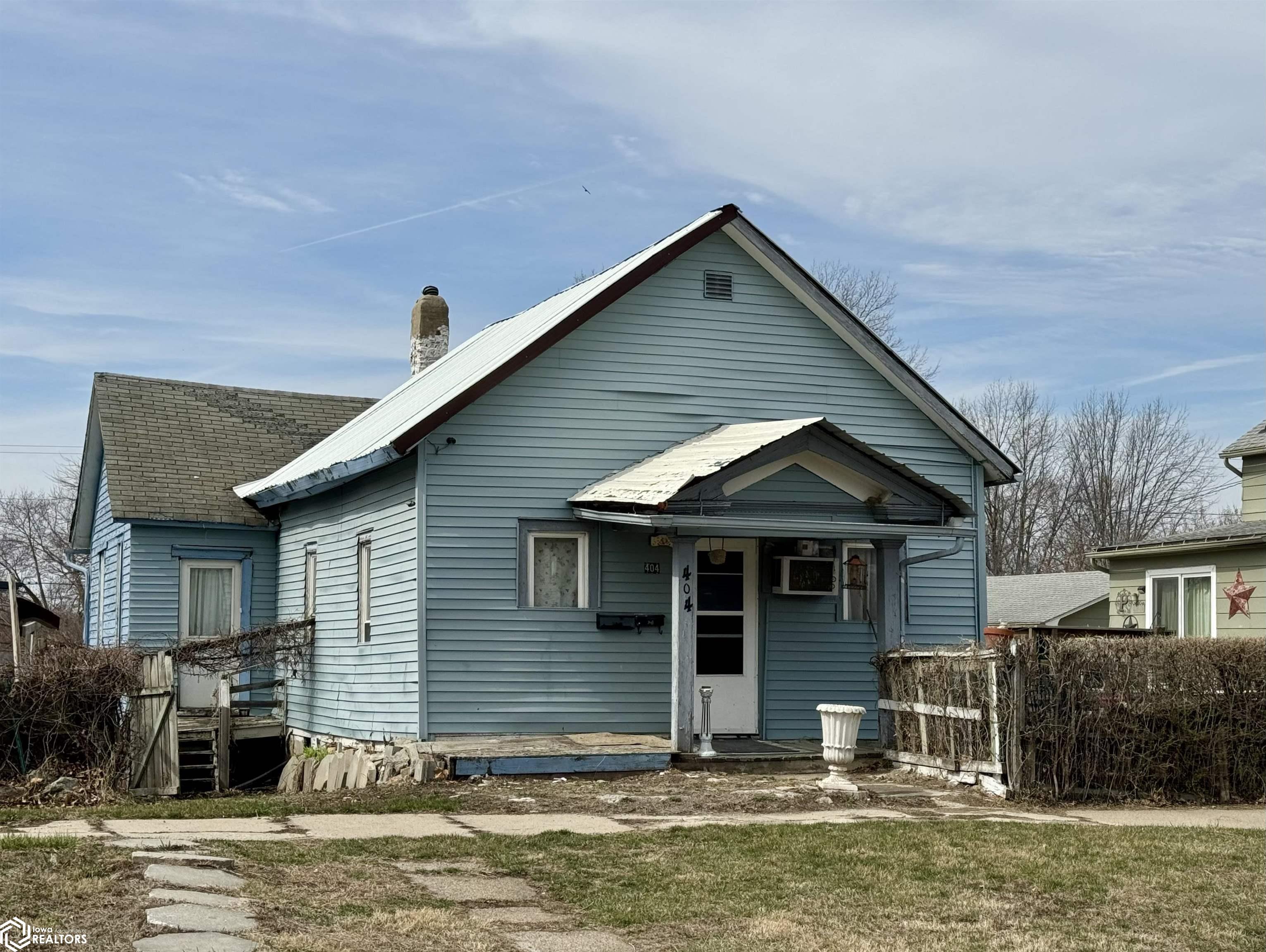 Walnut St, Creston, IA 50801