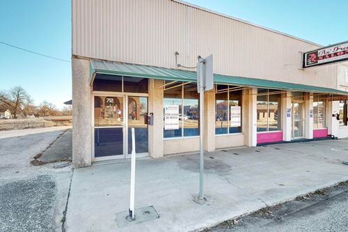 712 E California St, Gainesville, TX, 76240-4106 | Card Image