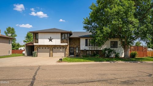 2-818 Mannhaven St, Hazen, ND, 58545-4643 | Card Image
