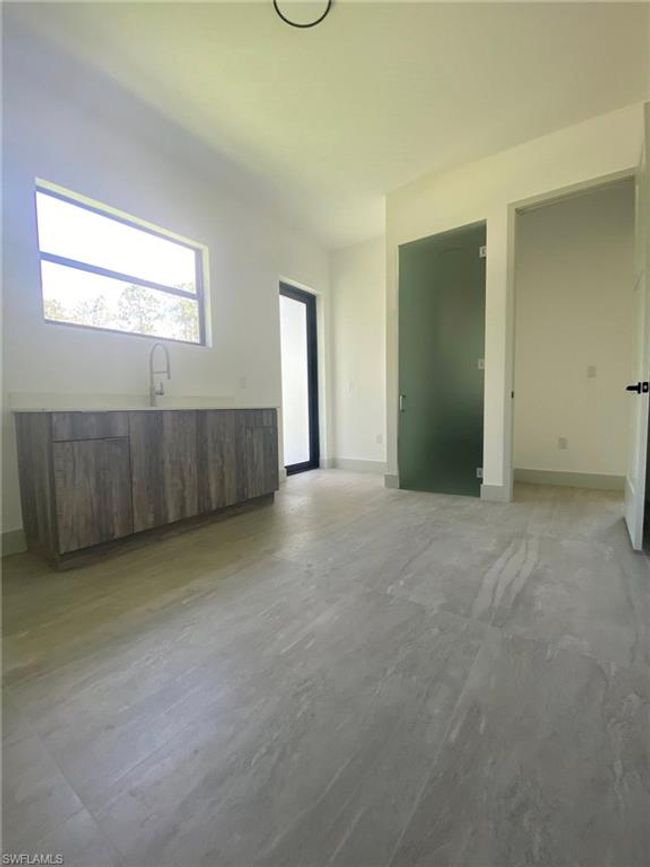 Studio Apartment Dining Area | Image 12