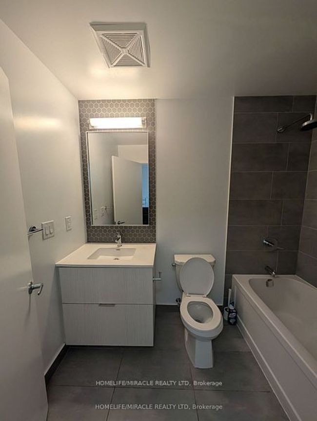 1611 - 2520 Eglinton Ave W, Condo with 3 bedrooms, 2 bathrooms and 1 parking in Mississauga ON | Image 13