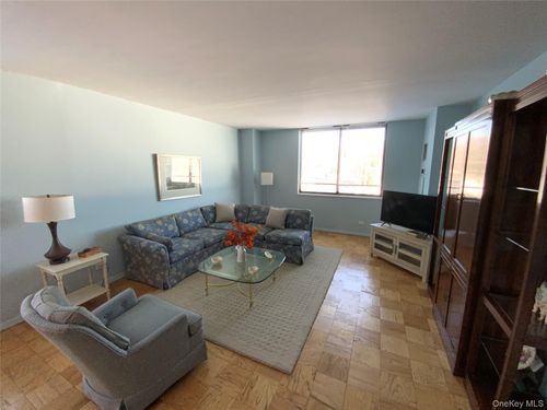 1e-27110 Grand Central Pkwy, Floral Park, NY, 11005-1245 | Card Image