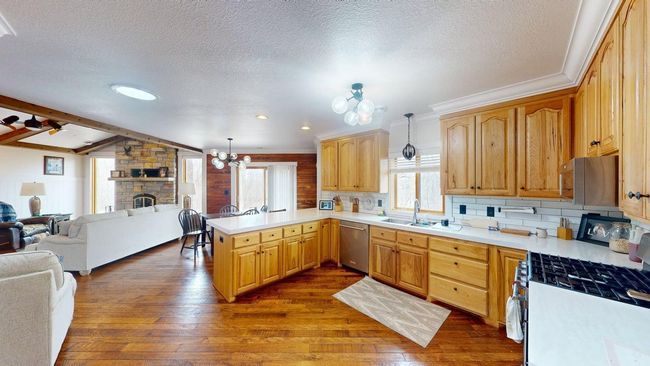 Custom countertops & breakfast bar seating | Image 10