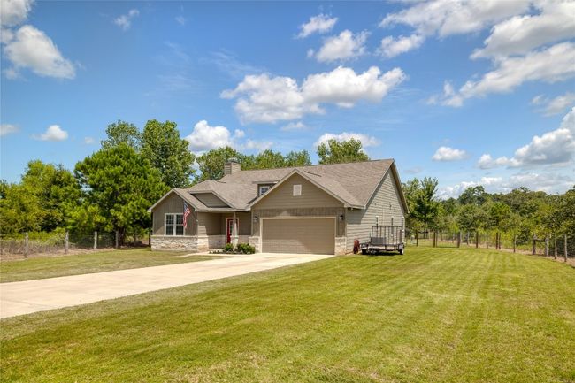 Plenty of room on the side of the house for more parking and any outdoor activities. | Image 27