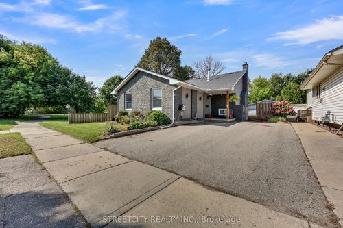 82 Alayne Cres, London, ON, N6E2A3 | Card Image
