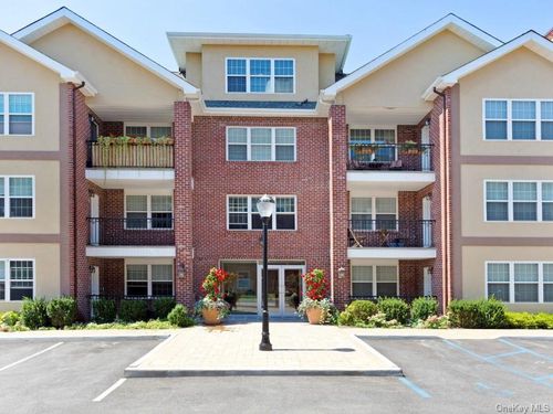403-400 Carney St, Glen Cove, NY, 11542-4397 | Card Image