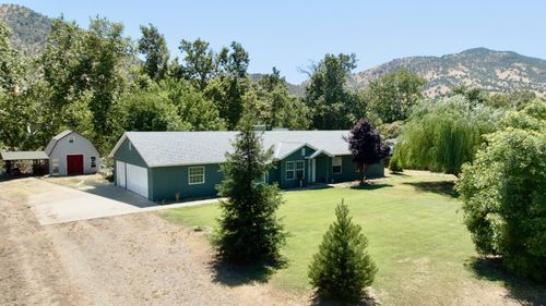 7557 Live Oak Dr, Sanger, CA, 93657-9064 | Card Image
