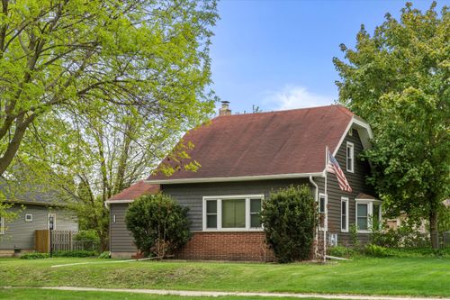 7911 W Cold Spring Rd, Greenfield, WI, 53220-2820 | Card Image