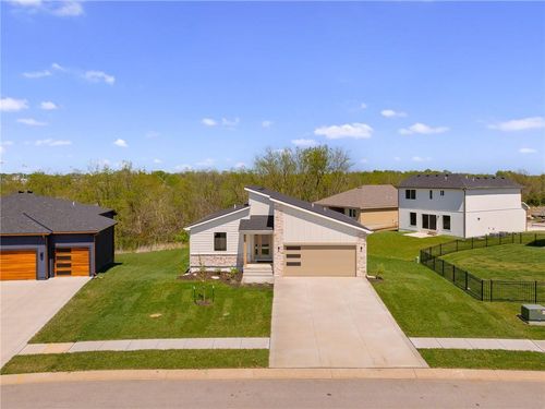704 Se 21st St, Oak Grove, MO, 64075-8642 | Card Image