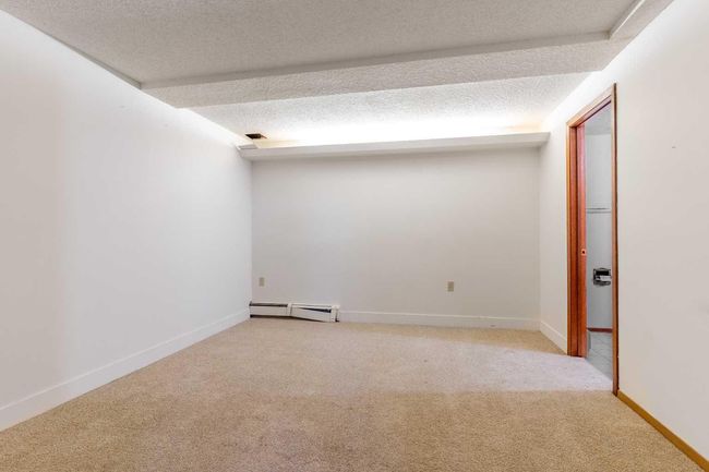 1008 Shawnee Dr Sw, House other with 3 bedrooms, 4 bathrooms and 6 parking in Calgary AB | Image 34