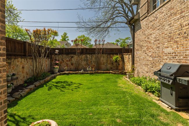 Low maintenance Yard | Image 36