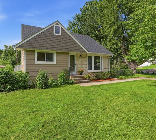 8933 Wally Dr, Golden Valley, MN, 55427-4731 | Card Image