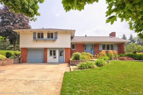 243 Cherry St, Frankenmuth, MI, 48734-1704 | Card Image