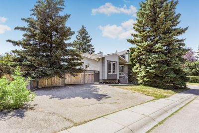 271 Deersaxon Cir Se, House detached with 3 bedrooms, 3 bathrooms and 4 parking in Calgary AB | Image 1