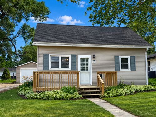 202 W Cedar St, Le Roy, IL, 61752-1716 | Card Image