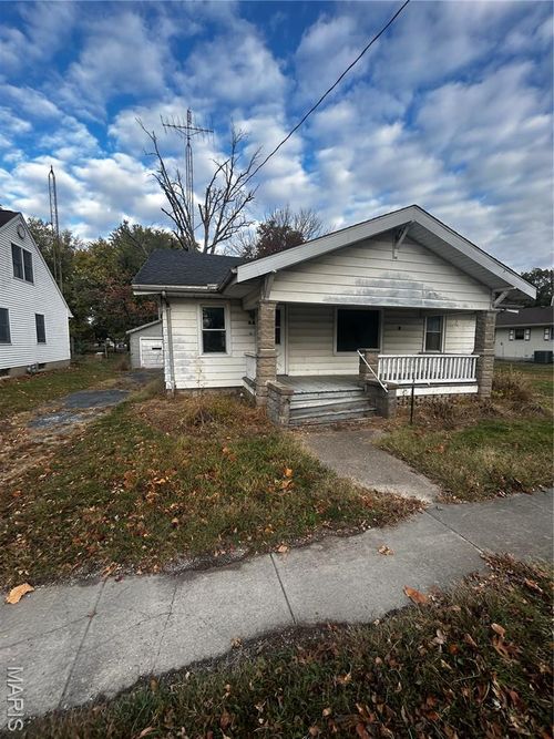 207 N Prairie St, Raymond, IL, 62560-4923 | Card Image