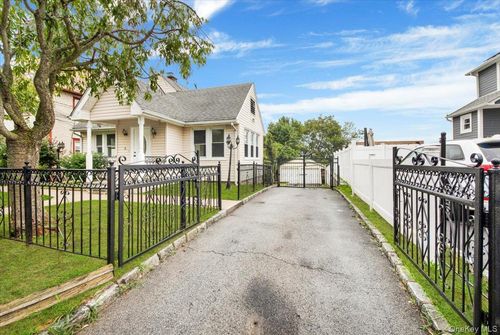 5 Ashland St, New Rochelle, NY, 10801-1312 | Card Image