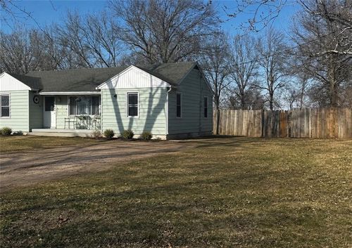 512 Atchison St, Oskaloosa, KS, 66066-5041 | Card Image