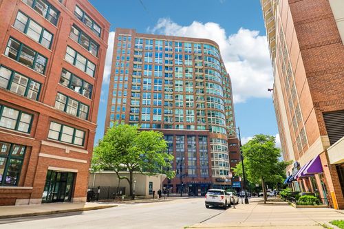 1005-600 N Kingsbury St, Chicago, IL, 60654-8122 | Card Image
