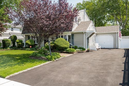 685 Gardiners Ave, Levittown, NY, 11756-3715 | Card Image