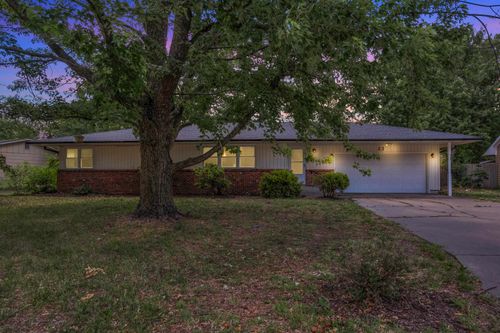 13 Sunset Dr, Hesston, KS, 67062-9139 | Card Image