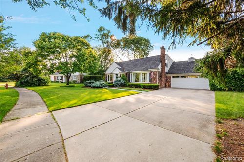 32055 Beverly Ct, Beverly Hills, MI, 48025-4257 | Card Image