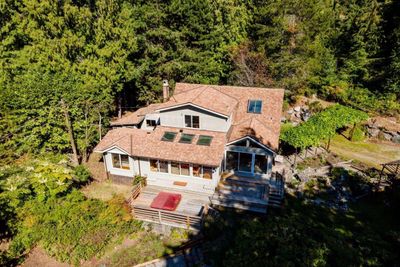 687 Windjammer Rd, House other with 3 bedrooms, 2 bathrooms and 6 parking in Bowen Island BC | Image 1