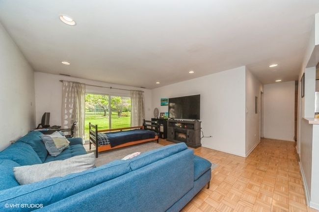 APT-101 - 1002 Castilian Ct, Condo with 2 bedrooms, 2 bathrooms and 1 parking in Glenview IL | Image 4