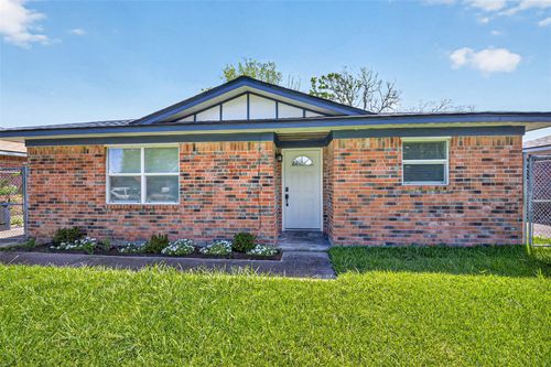 321 S Brownell St, La Porte, TX, 77571-5541 | Card Image