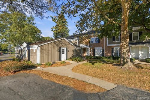 2612 Williamsburg Cir, Auburn Hills, MI, 48326-3545 | Card Image