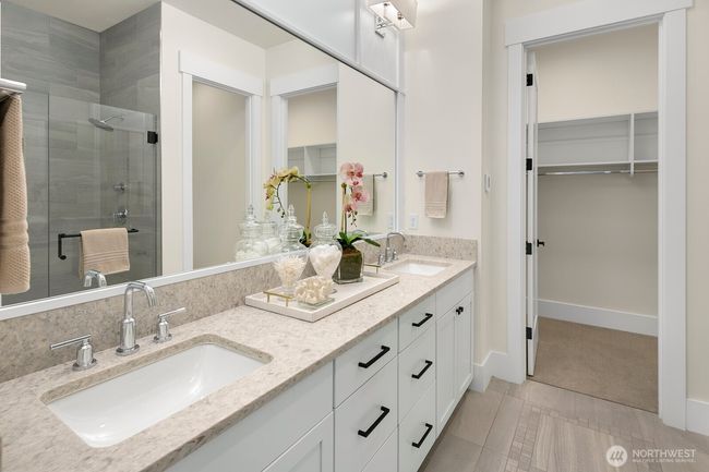 10906 Se 28 Th St, House other with 5 bedrooms, 5 bathrooms and 3 parking in Bellevue WA | Image 22