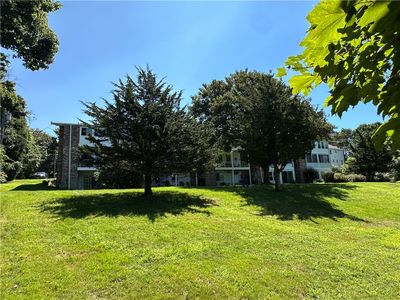 204 - 345 Main Road, Condo with 2 bedrooms, 1 bathrooms and 2 parking in Tiverton RI | Image 2