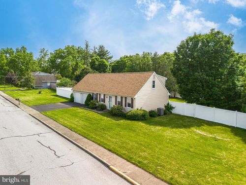 330 N Liberty St, Coopersburg, PA, 18036-1414 | Card Image