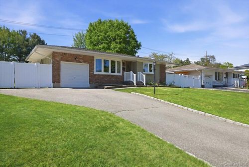 9 Copperbeech Rd, Saint James, NY, 11780-2128 | Card Image