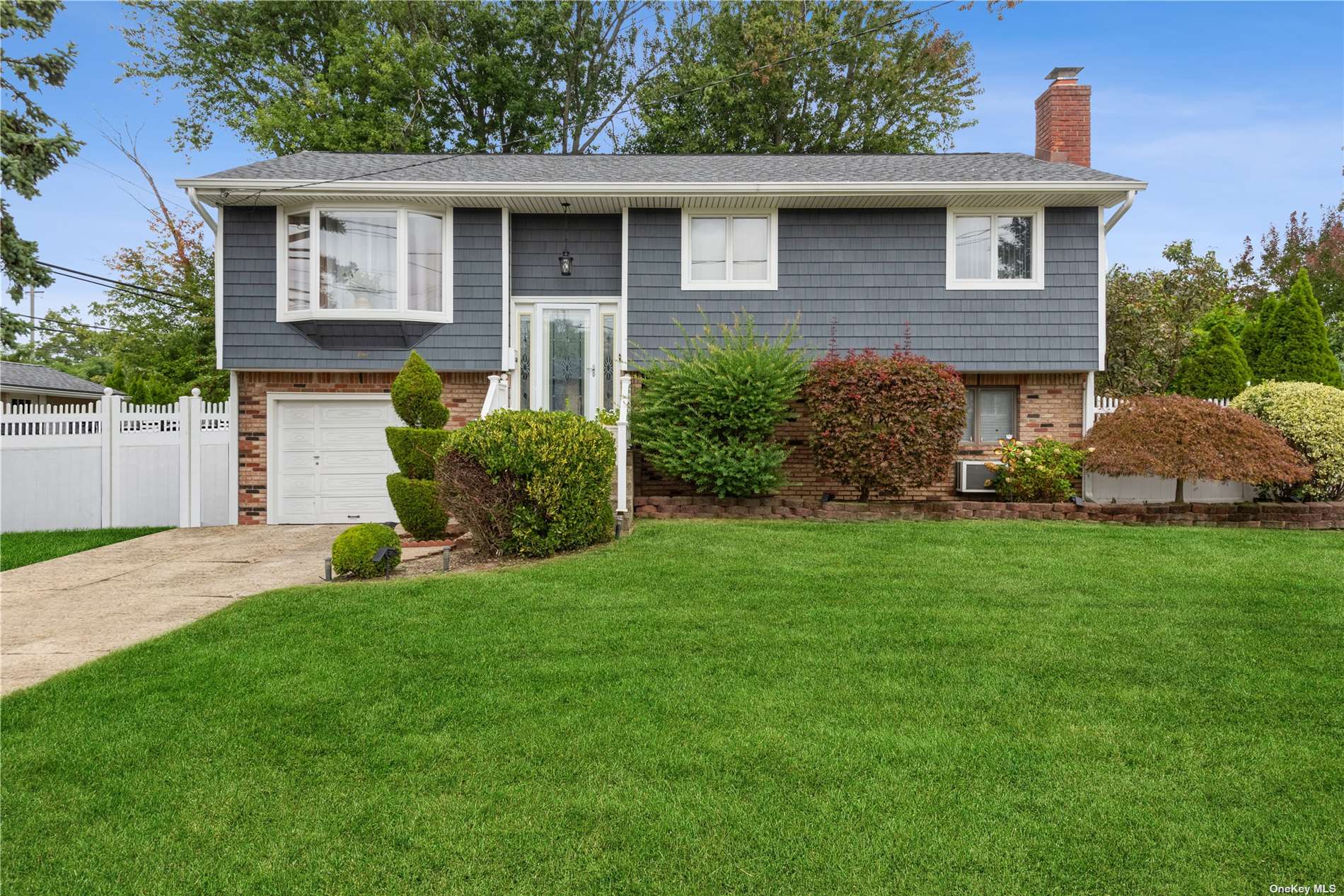 16th St, Deer Park, NY 11729
