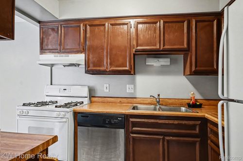 80-54781 Shelby Rd, Shelby Twp, MI, 48316-1444 | Card Image