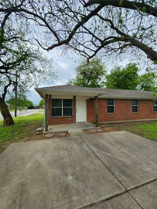 402-400 Blackwood St, Gainesville, TX, 76240-3942 | Card Image