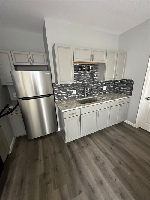 apt-2-371 Dickinson St, Springfield, MA, 01108-8111 | Card Image