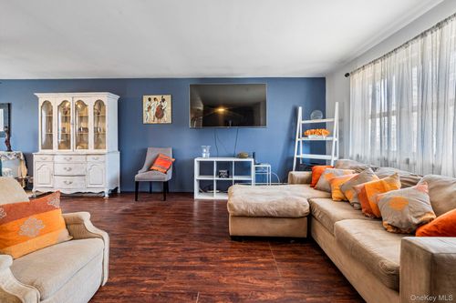 44 Yale St, Islip, NY, 11751-2120 | Card Image