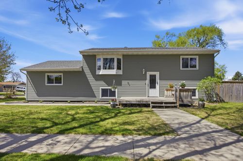 806 7th St W, West Fargo, ND, 58078-2522 | Card Image