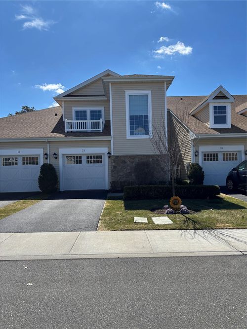 21 Greentree Ct, Shirley, NY, 11967-3653 | Card Image