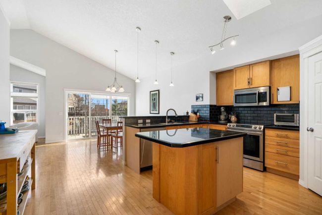 21 Everhollow Rise Sw, Home with 4 bedrooms, 3 bathrooms and 2 parking in Calgary AB | Image 4